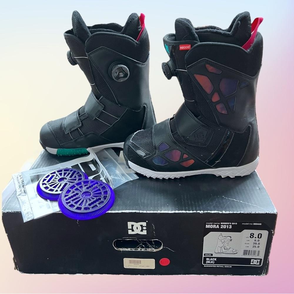 IOB Barely Used 2013 Women’s DC MORA model 303445 Snowboarding boots Sz 8 Black